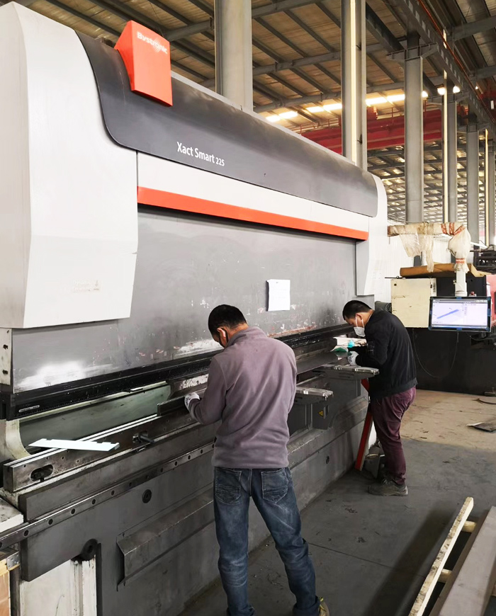 4轴高精度百超折弯机（可折4M适合加工厚度3.0-10.0）